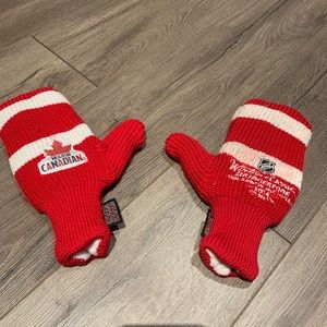 Hockey sockey mittens. Winter classic 2014 edition. GUC. ❄️